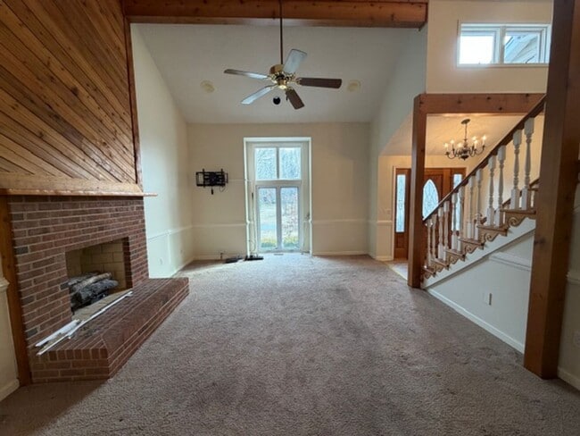 Building Photo - Elon