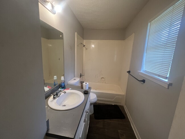 Building Photo - 2915 Longwood Dr