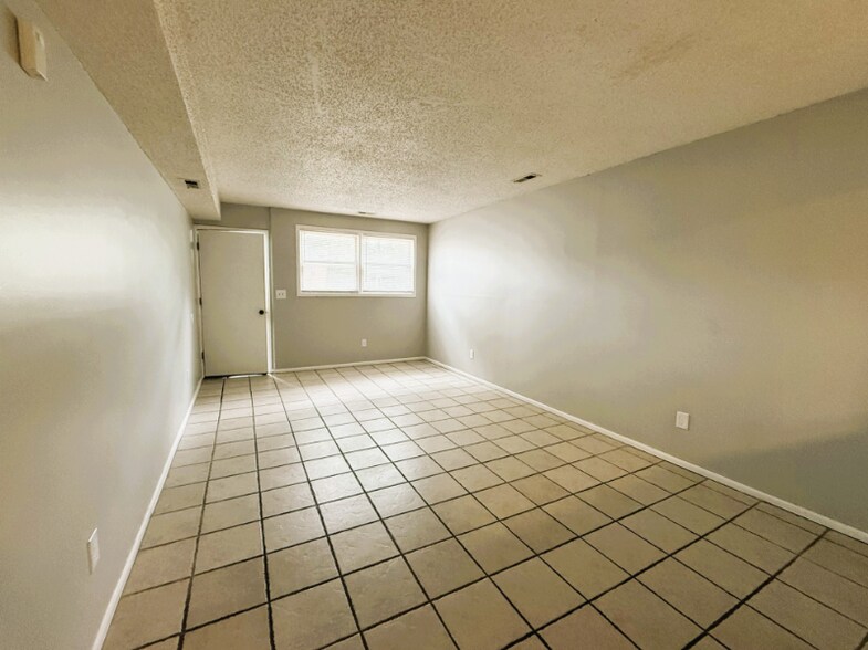 Building Photo - 525 N Elder St