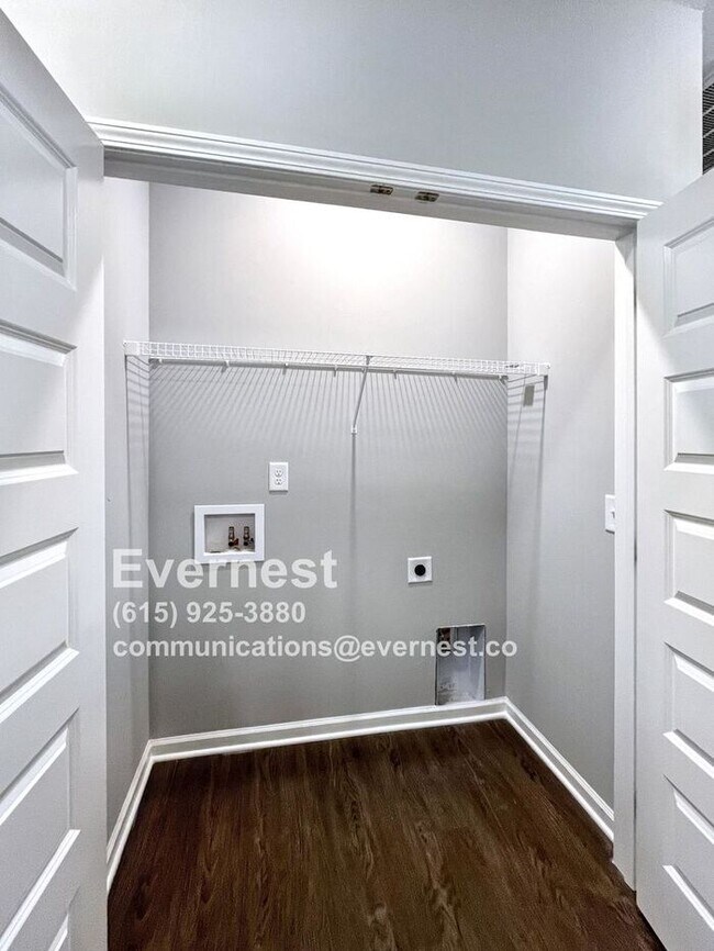 Building Photo - 4-Bedroom, 2-Bathroom Home in a Convenient...