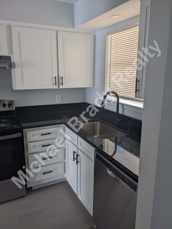 Building Photo - 3924 Scruggs Dr