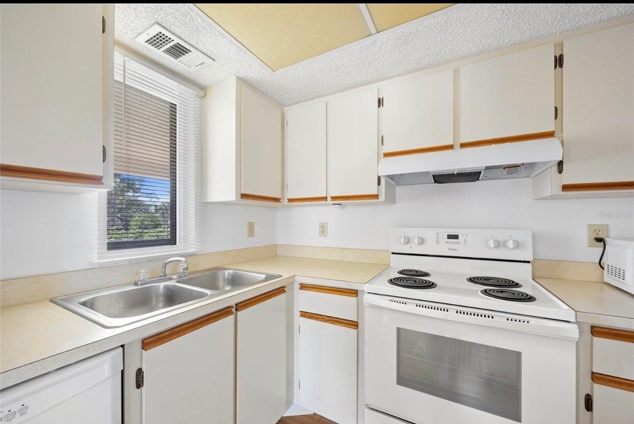 Building Photo - 19505 Quesada Ave