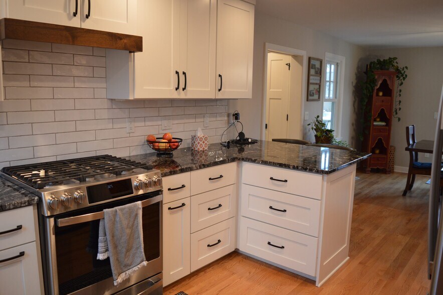 Building Photo - 4145 Hiawatha Dr