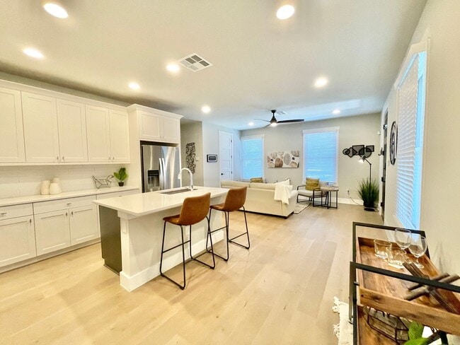 Building Photo - 311 E Evergreen St