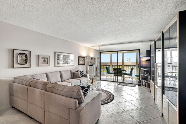 Building Photo - 6866 Huntington Ln