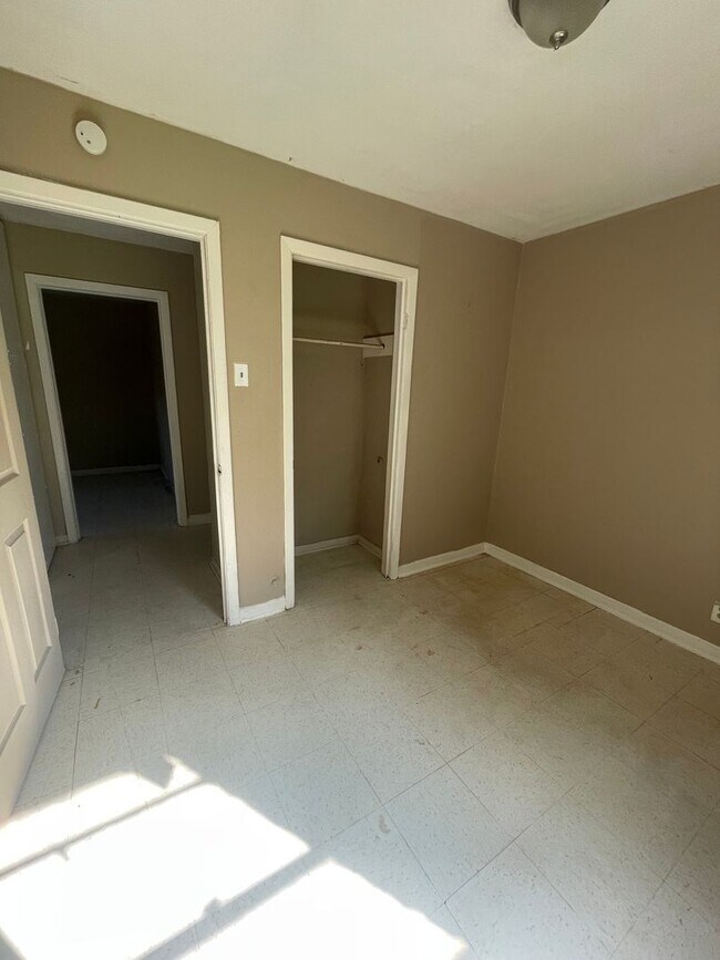 Building Photo - 1110 Arnold Dr