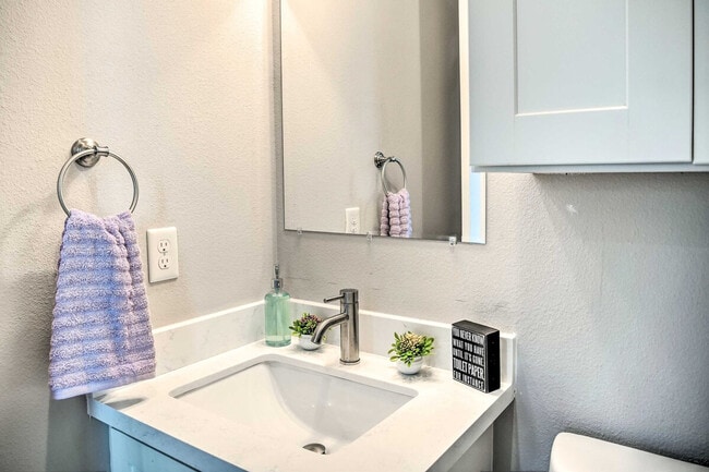 Building Photo - 6403 Bowling Green St