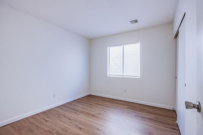 Building Photo - Lovely 4 bedroom 2.5 bath townhome in North Las Vegas gated community with a pool!