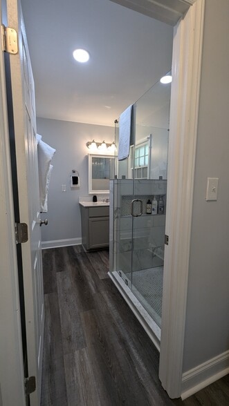 Master bedroom en suite with walk in shower - 106 Sheffield Ln