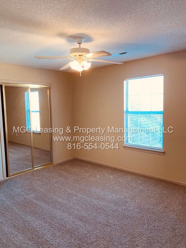 Building Photo - Spacious Townhome with Open Floor Plan in ...