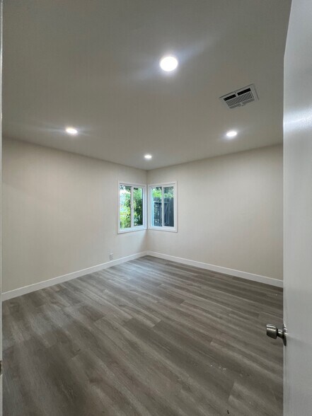 Building Photo - 515 Allen Ave