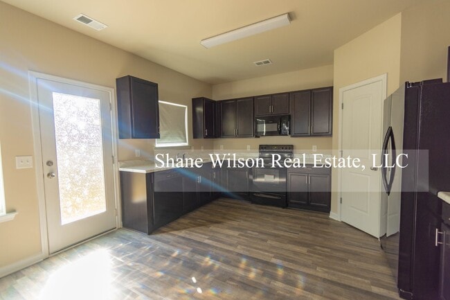 Building Photo - Spacious 3 BR / 2.5 home located near Vall...