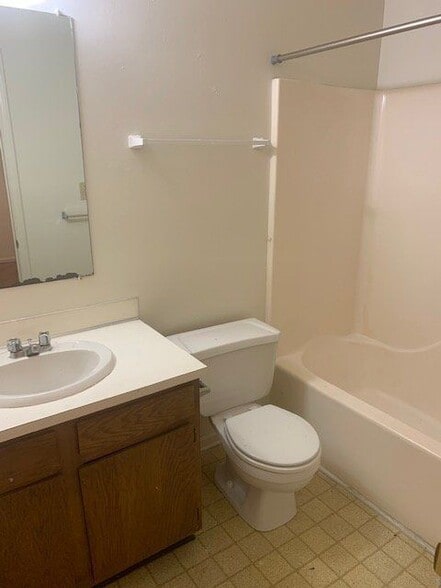 Building Photo - 1046 Bay St