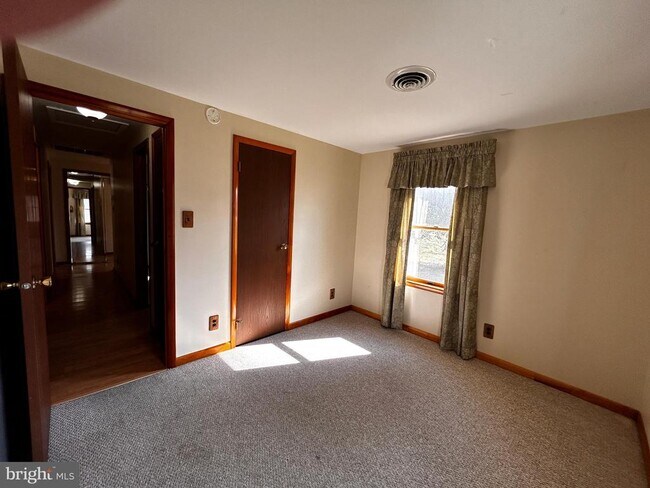 Building Photo - 3290 Shawnee Dr