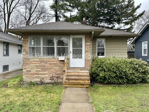 Building Photo - 2 Bedroom Open Floorplan Steps from Downtown Royal Oak!