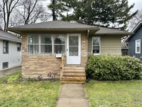 Building Photo - 2 Bedroom Open Floorplan Steps from Downtown Royal Oak!