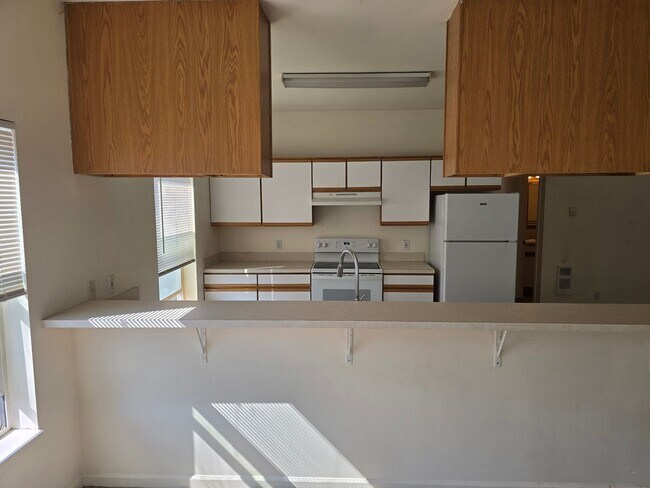 Building Photo - 190 - Adams Street Apartments - "The Canoe Club" Bldg 3