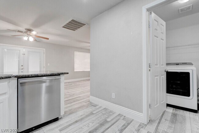 Building Photo - 6469 Abbey Door Ct