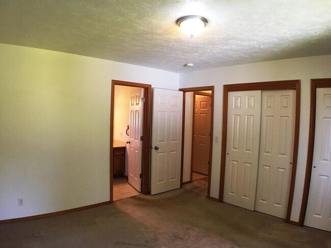 Building Photo - Broadmoore Estates!
