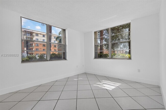 Building Photo - 9360 Fontainebleau Blvd