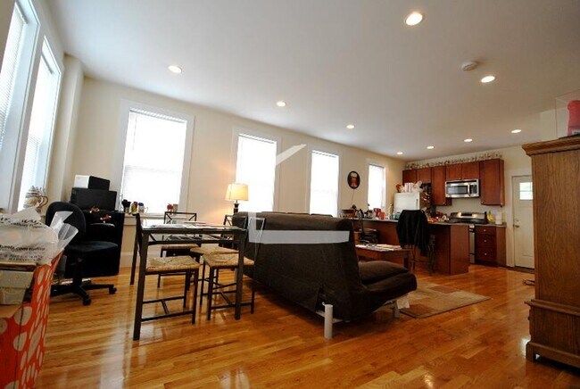 Building Photo - 10 Larose Pl