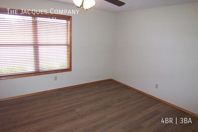 Building Photo - 4042 W Eaglecrest St