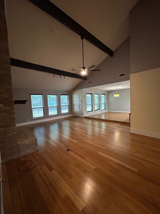 Building Photo - Spacious 5-Bedroom Home Steps from Walnut ...