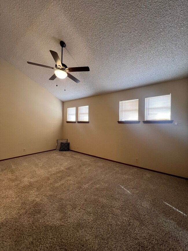 Building Photo - Cozy Rental in NW OKC!