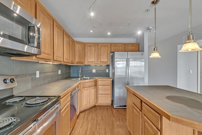 Building Photo - Perfectly Placed Condo In the Heart of Puyallup