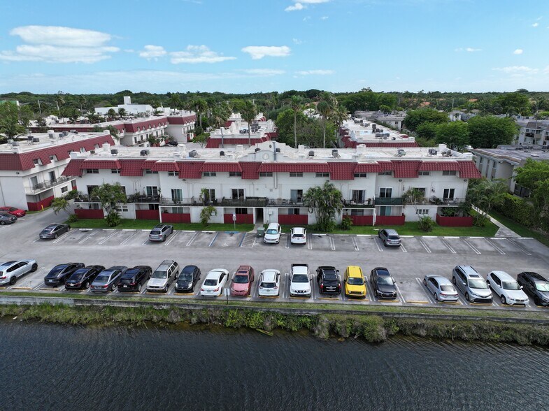 Building Photo - 6707 N Kendall Dr