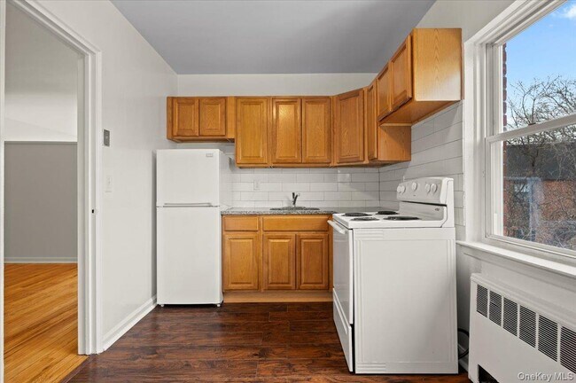 Building Photo - 437 Pelham Rd