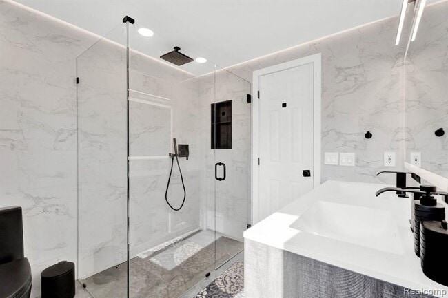 Building Photo - 1560 E Lincoln St