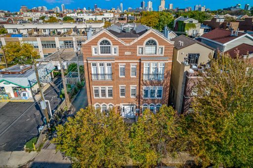 Primary Photo - 2741 N Southport Ave