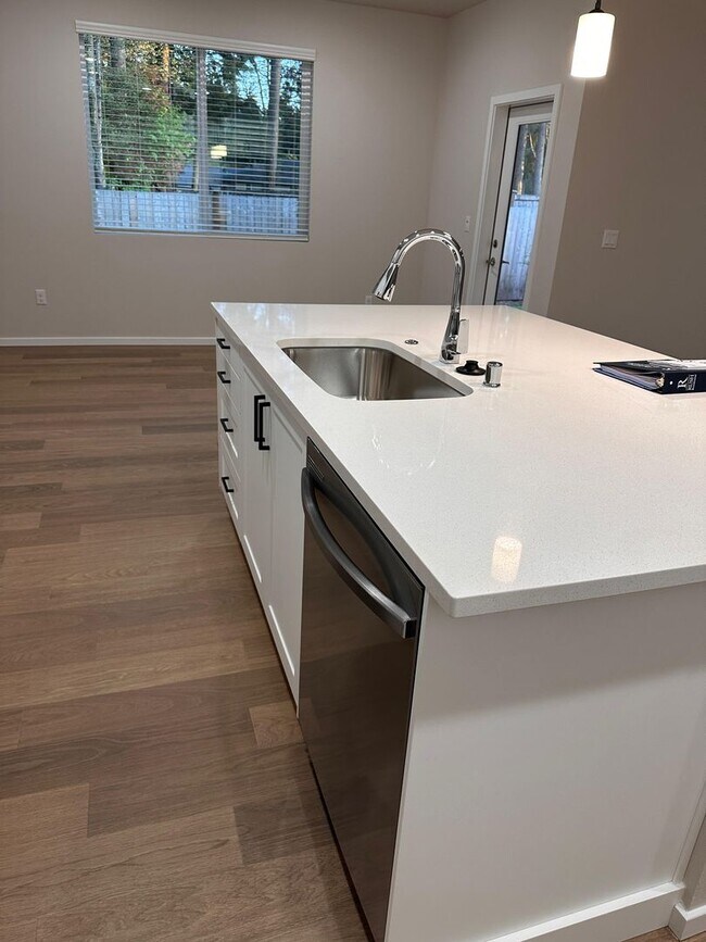 Building Photo - Beautiful Spanaway Home! Apply Today