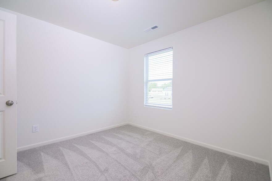 Building Photo - 2205 Samuel Ln