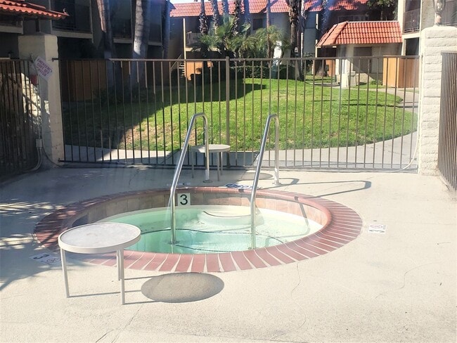 Building Photo - Recently Remodeled 2 bedroom