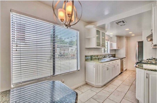 breakfast nook kitchen - 4257 Laurel Canyon Blvd