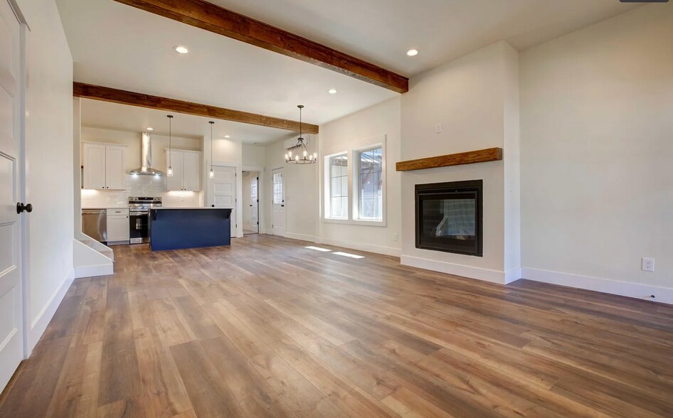 Great Room - 1020 N Bluebird St