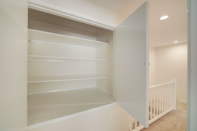 Building Photo - 2bd/2.5ba Kirkland Townhome