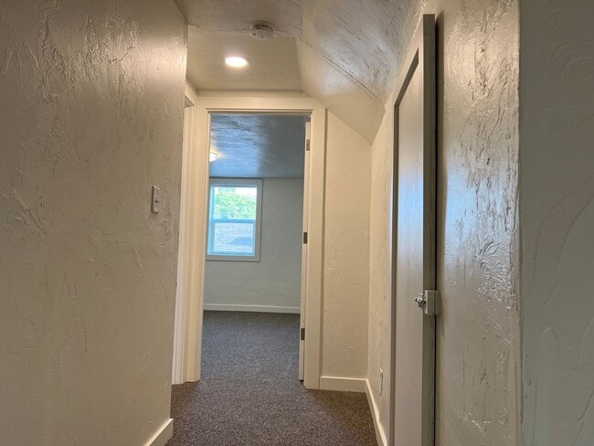 Building Photo - Updated 3 bedroom 1 bathroom house!