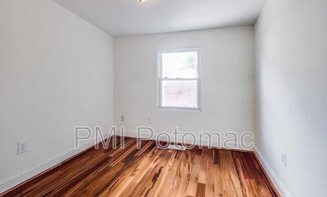 Building Photo - 729 10th St NE