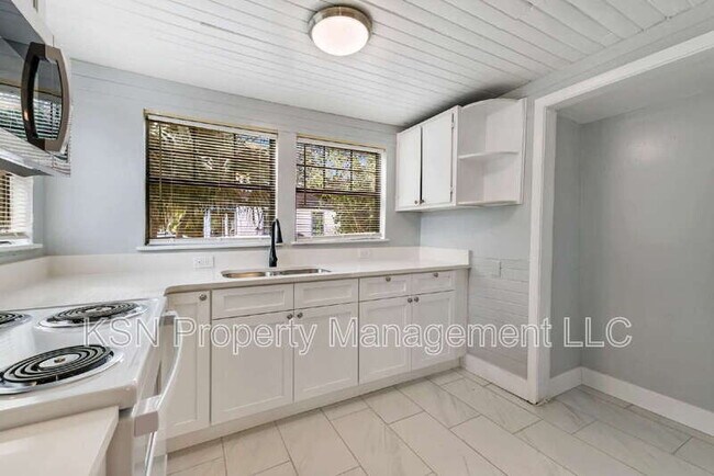 Building Photo - 1921 Reynolds St