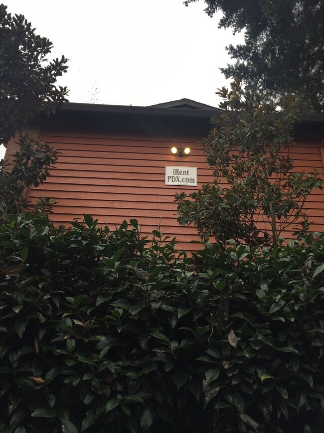 Building Photo - Brand new s/s appliances! Granite counters, off street parking, all dogs welcome!