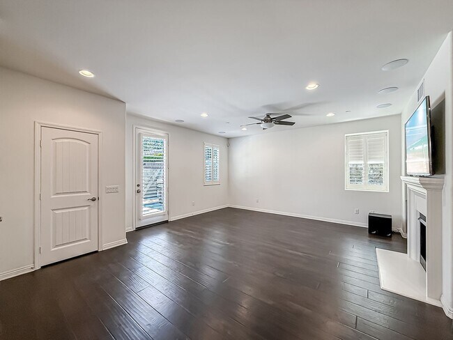 Building Photo - 3 bed, 2 1/2 bath townhome in sought-after Oak Terrace community