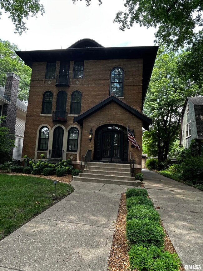 Building Photo - 1725 W Moss Ave