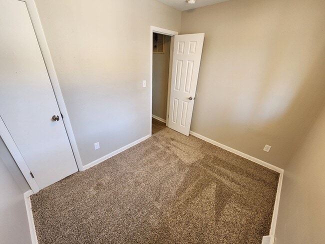 Building Photo - Spacious 3-Bedroom, 1-Bathroom Home AVAILABLE NOW!!