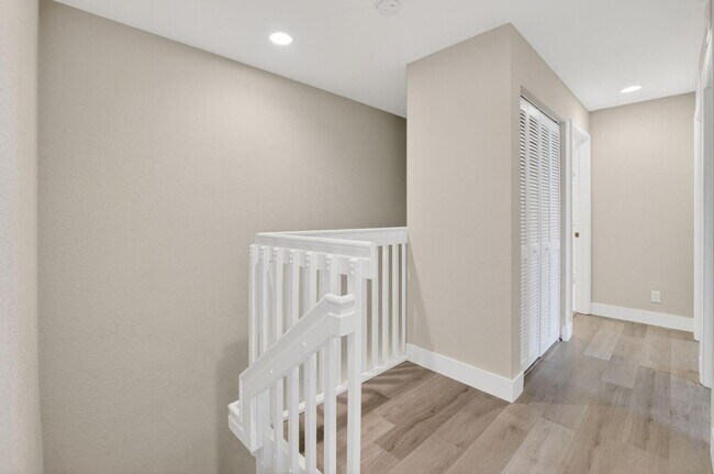Building Photo - 1418 W Wickham Cir
