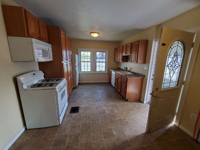 Building Photo - Renovated 2 Bedroom – First Floor Apartment in East Greenwich!