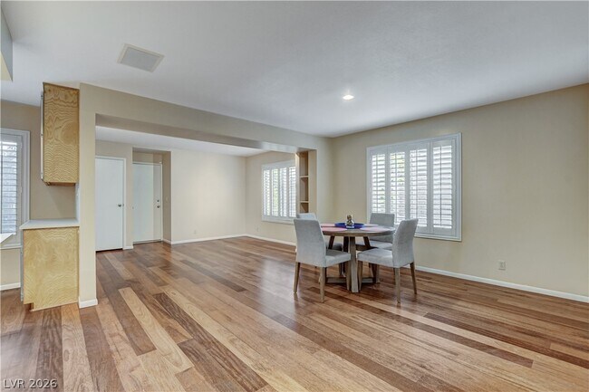 Building Photo - 3223 Pinehurst Dr