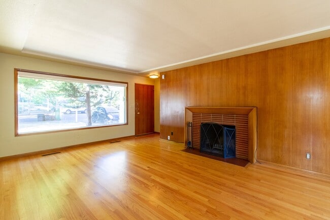 Building Photo - Fantastic SE Portland Home with Parking, Hardwoods, Charming Character, and Large Patio